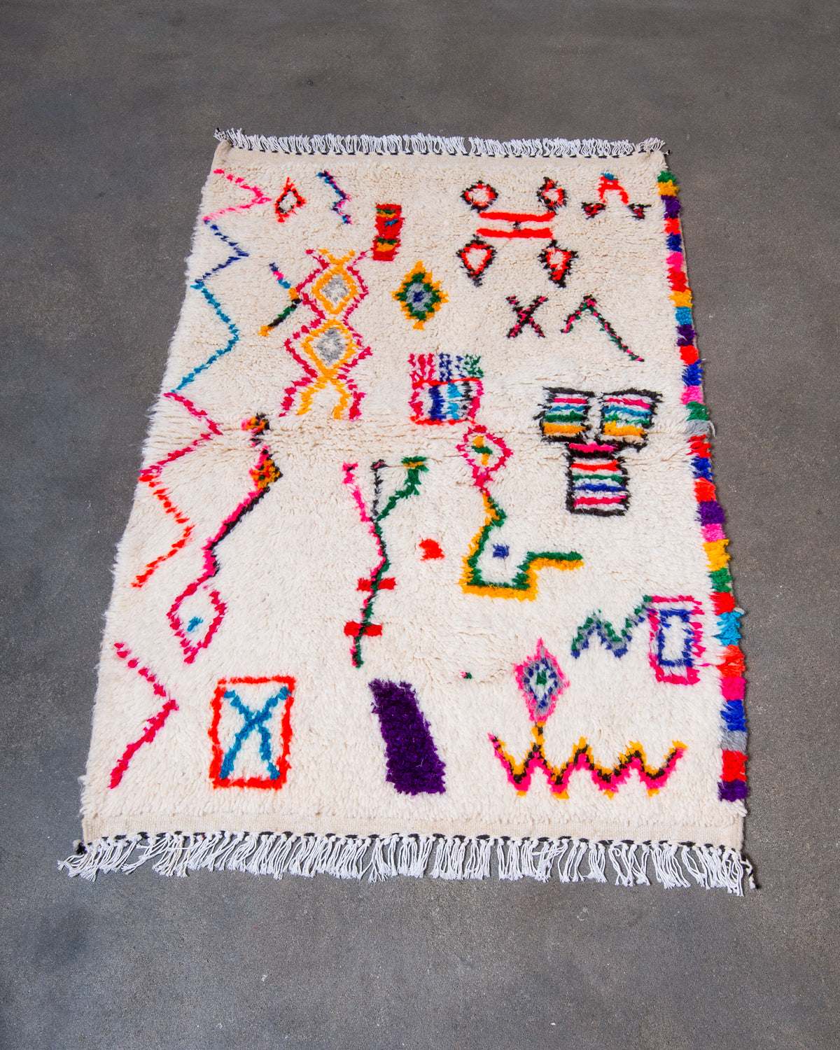 Modern designer handcrafted Berber rug from Morocco. Azilal rug with beautiful colours and patterns. Made of sheep’s wool and colourful cotton.